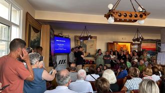 Charla del catedr�tico Jorge Mira en Malpica, a rebosar de gente en el Fogar do Pensionista
