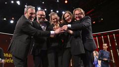 Carla Sim�n junto a los productores de izquiera a derecha: Tono Folguera, Giovanni Pompili, Maria Zamora y Stefan Schmitz tras recibir el Le�n de Oro por su pel�cula 'Alcarr�s' en el Festival de Cine de Berl�n, Alemania