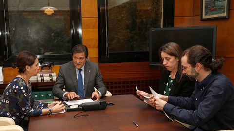 La diputada de Podemos Lorena Gil; el portavoz del grupo parlamentario de Podemos, Emilio Le�n; el presidente del Principado Javier Fern�ndez, y la consejera de Hacienda y Sector P�blico, Dolores Carcedo.