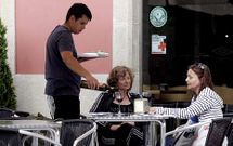 El turismo contribuye a reactivar el empleo durante el verano, sobre todo en el sector servicios.