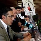 El presidente del Cervim, en primer plano, en la presentaci�n en Monforte del sello com�n �Viticultura Heroica�. 