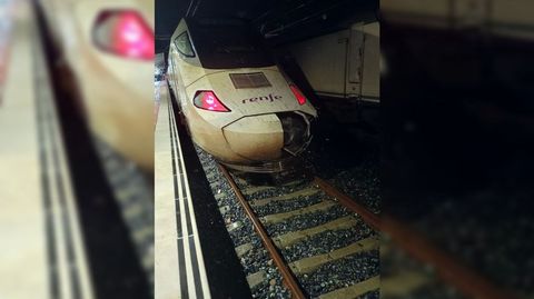 Da�os en un lateral de la m�quina del tren a su llegada a la estaci�n de Monforte