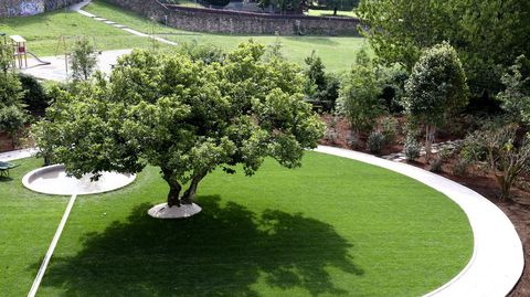 Vistas desde la terraza de A Cantina del jardn de Casa RIA y, justo detrs, se abre paso el parque de Belvs.