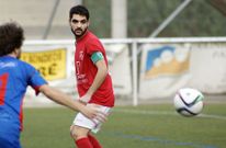 Pablo Garc�a sigue con la mirada un bal�n que intentar� disputar a un rival. 