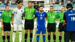 Leandro Antonetti en el sorteo de capitanes junto a Leo Messi