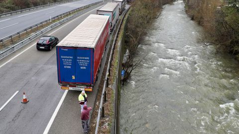  Camiones retenidos a la entrada de la autopista del Huerna (AP-66) y el Puerto de Pajares