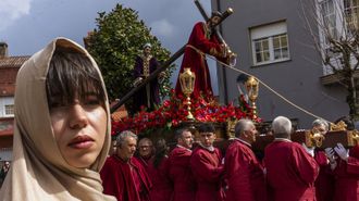 La imagen del Nazareno, esta maana, durante la procesin en Fisterra 