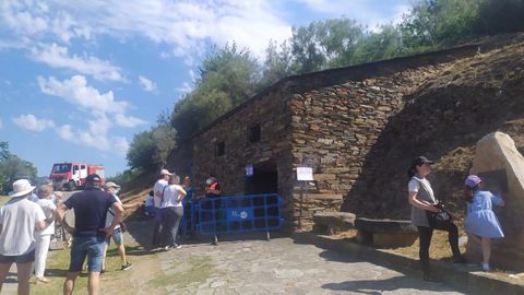 Pblico a la espera de poder entrar en la almazara de Bendill