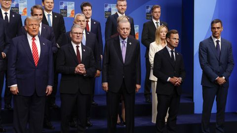 El presidente del Gobierno español, alejado en la foto de familia de la cumbre de la OTAN que se celebra en La Haya