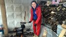 Una mujer cocina en Chern�gov, que fue la puerta de entrada del Ej�rcito ruso para invadir el centro del pa�s y llegar a Kiev.
