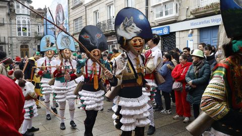 Os cigarr�ns recibiron aos fregueses � sa�da da igrexa 