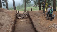 Un aspecto de las actuales excavaciones en la Roda de Adai, en Lugo. Al fondo puede verse una parte del muro perimetral que rodea el antiguo recinto