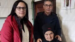 El regidor de A Baa, Antonio Pereira, y la concejala Mnica Gonzlez acudieron hasta el domicilio de la nueva centenaria del municipio para felicitarla en persona en una fecha tan especial. Carmen Torreira, de Menlle, naci en el invierno de 1923 y cumpla sus 100 aos la semana pasada, el da 7.