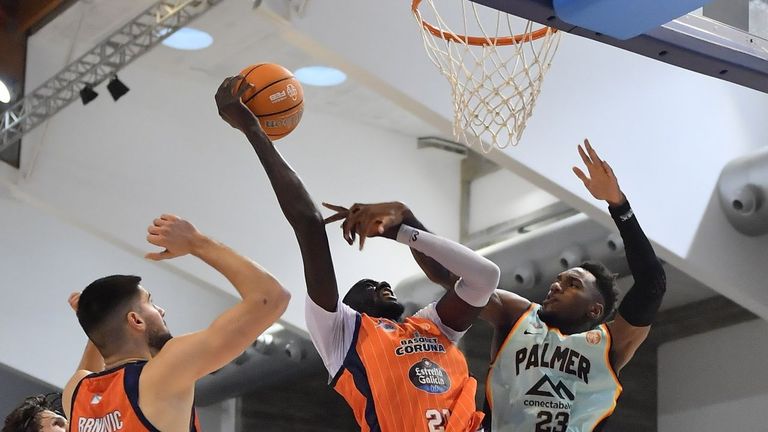 Ilimane Diop intenta una canasta ante el Palmer.