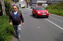 Un vecino muestra el peligro que supone caminar por este tramo de A Hermida.