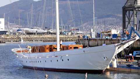 Un velero de Pulitzer. Avanza la reparacin del histrico Xarifa 1927. El astillero vigus Freire ya ha colocado un mstil despus de los trabajos en cubierta y el casco.