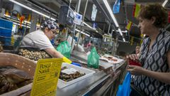 Mariscos Bomar, en la plaza de abastos de Ribeira, adherido al programa Pesca Sa�de del GALP