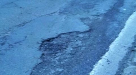Fotos de los baches de la v�a de servicio de Meixonfr�o