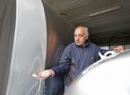 Xusto Pose, de Langueir�n, vaciando ayer por la ma�ana sus tanques de fr�o. 