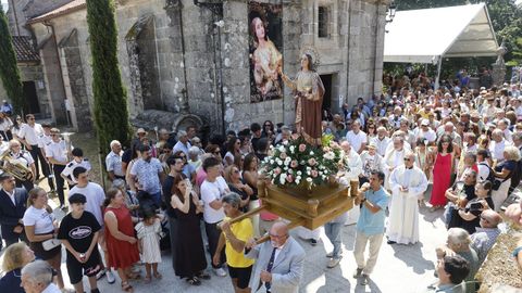 La salida de la procesi�n del santuario en la parroquia de San Jos� de Ribarteme