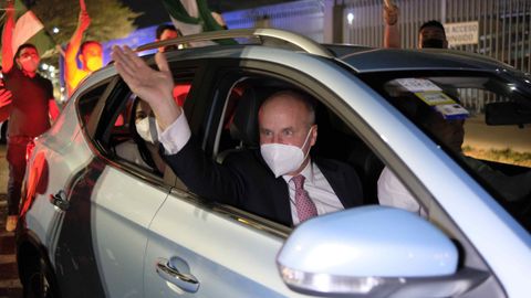 Jos� Mar�a Figueres, el candidato a la presidencia de Costa Rica que lidera los sondeos, este viernes, al llegar a un debate con los otros aspirantes