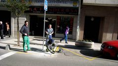 Operarios retirando bolardos en sarria