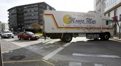 Las dificultades de un camin maniobrando para tratar de girar en la Plaza de Lugo. 