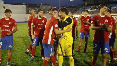 Manu Vizoso y Rufo abrazndose tras finalizar el partido en el estadio de O Couto.