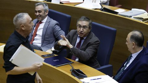 El consejero de Educacin, Jos Antonio Rovira realiza un gesto en presencia del portavoz del grupo parlamentario de Comproms, Joan Baldov
