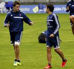 Jon Aurtenetxe conversando con Borja Oubia durante un entrenamiento en Balados.