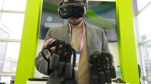 El VR trainig de AENA,un sistema para entrenar situaciones de peligro a trav�s de realidad virtual y guante que trasmite calor y presi�n