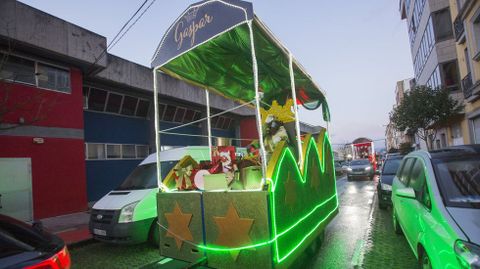 Ilusionante espera y recorrido de los Reyes por Carballo