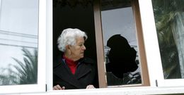 Concha Barreiro observa el cristal roto de la ventana por la que accedieron los ladrones. 