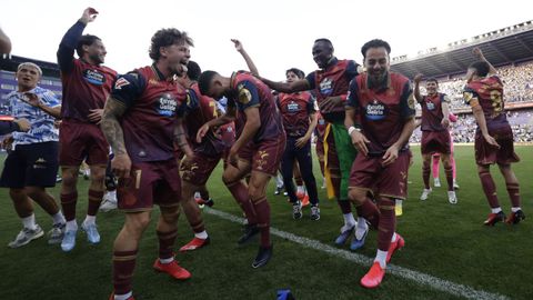 Los jugadores del D�por celebran el ascenso a Primera sobre el c�sped del Jos� Zorrilla.