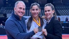 Irene V�zquez, en el centro de la imagen, con su medalla de plata en el Campeonato de Espa�a