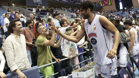 Felipe dos Anjos saluda a aficionados del Obradoiro en Sar tras el partido ante el Palencia