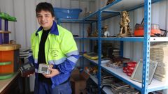 Un dos traballadores municipais con alg�ns dos obxectos depositados