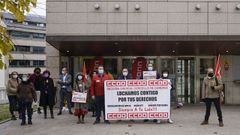 Representantes de Comisiones Obreras en el Concello de Ourense celebraron una concentraci�n frente al Auditorio, donde se celebraba el pleno municipal, para denunciar los ataques del alcalde ourensano al funcionariado local.
