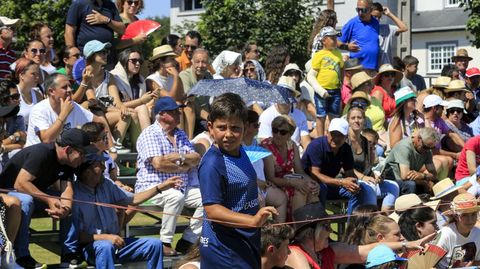 El pblico desafi al sol y al calor para seguir esta pecular carrera en el campo de ftbol de A Lama