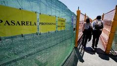 Prevista en principio para un par de meses, la pasarela de 50 metros no ser� retirada de la estaci�n al menos hasta octubre.