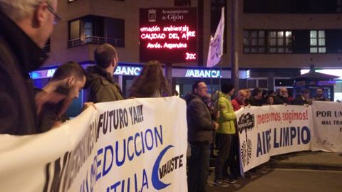 Lectura del manifiesto en Cuatro Caminos, con la vista puesta en el soporte luminoso que indica la calidad del aire