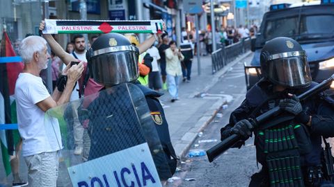 Cargas policiales a varias personas que protestaban a favor de Palestina en el final de la Vuelta, en Madrid.