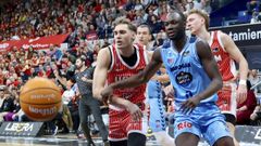 Bakary Dibba, a la derecha en el partido de la primera vuelta, se pierde la cita en el Pazo por lesi�n.