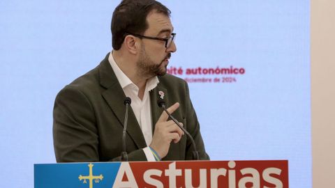 El secretario general de la FSA-PSOE y presidente del Principado, Adrin Barbn