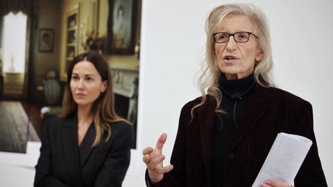 Annie Leibovitz explicando su exposicin en el Centro MOP a los medios de comunicacin