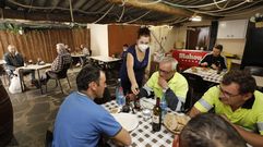 En A Bodega, en San Cibrao, comen a diario el men� del d�a obreros de empresas y particulares