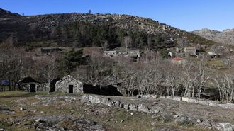 El Parque Natural de Baixa Limia, en O Xur�s, tras el fuego que calcin� varias hect�reas en los montes pr�ximos a la aldea