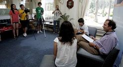 El chileno Juan Pablo Montero siendo entrevistado por dos alumnos del centro IES Francisco Asorey de Cambados.