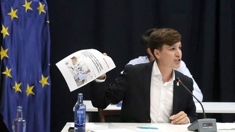 PLENO MOCION DE CENSURA EN EL CONCELLO DE RIBEIRA, DONDE LUIS PEREZ BARRAL ALCALDE DEL BNG CEDE EL BASTON DE MANDO A LA NUEVA ALCALDESA MARIA JOSE SAMPEDRO CANDIDATA DEL PP, PRIMERA MUJER EN ESTE PUESTO.