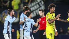 Los futbolistas del Celta, protestando a Quintero Gonz�lez mientras el Villarreal celebra el 2-0.